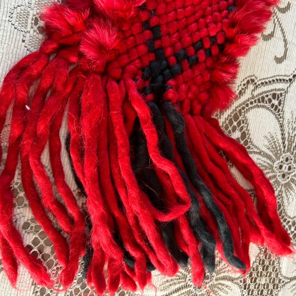 Red and black fur scarf - Picture 3 of 3